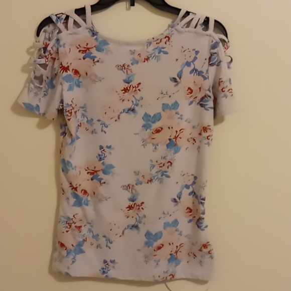 White floral short sleeve tee. - Picture 2 of 2